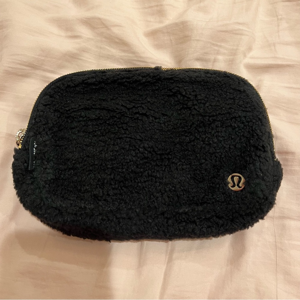 Lululemon Everywhere Fleece Belt Bag - Picture 5 of 6